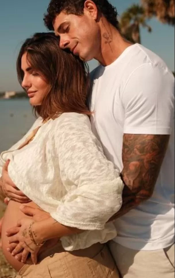 Fabiola Silva regresó al Perú y fue abordada por las cámaras de Amor y Fuego, donde habló sobre Isabella Ladera y descartó las especulaciones sobre una supuesta rivalidad entre ambas. Foto: Instagram @hugogarcia Fabiola Silva regresó al Perú y fue abordada por las cámaras de Amor y Fuego, donde habló sobre Isabella Ladera y descartó las especulaciones sobre una supuesta rivalidad entre ambas. Foto: Instagram @hugogarcia