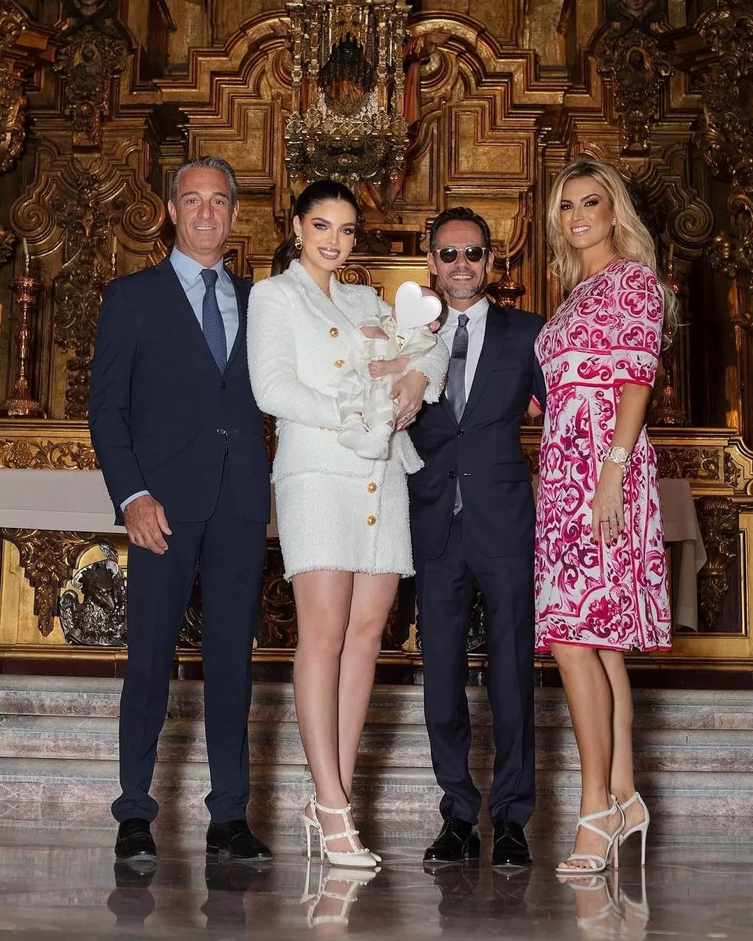 Carlos Slim Domit (Padrino) , Nadia Ferreira, Marc Anthony y María Elena Torruco (Madrina), imágenes del bautizo del hijo de Marc y Nadia/ Foto: Instagram