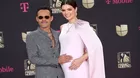 Marc Anthony y su tierno beso a Nadia Ferreira en plena premiación 