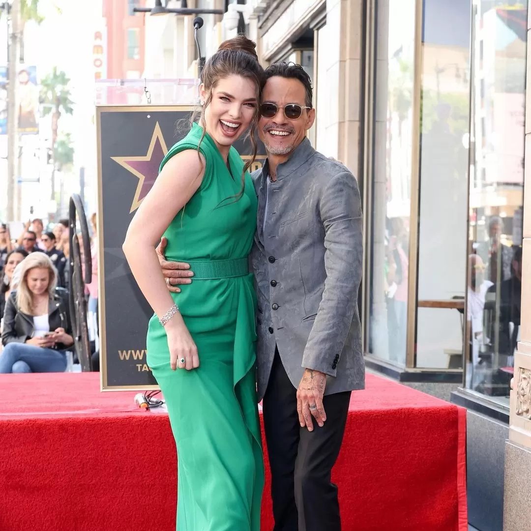 Marc Anthony estuvo acompañado de su esposa Nadia Ferreira/ Foto: IG hwdwalkoffame