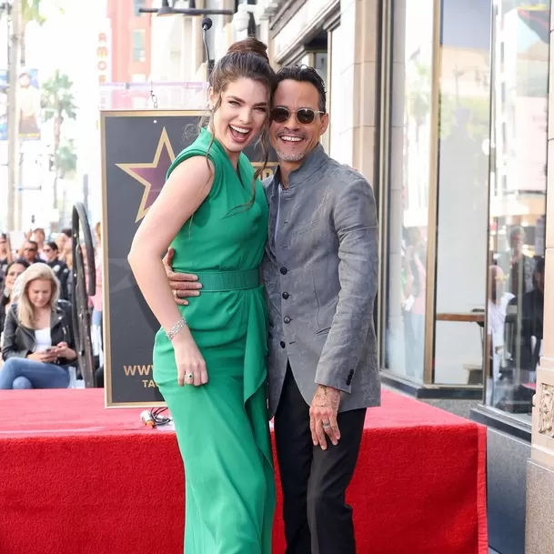 Marc Anthony estuvo acompañado de su esposa Nadia Ferreira/ Foto: IG hwdwalkoffame Marc Anthony estuvo acompañado de su esposa Nadia Ferreira/ Foto: IG hwdwalkoffame