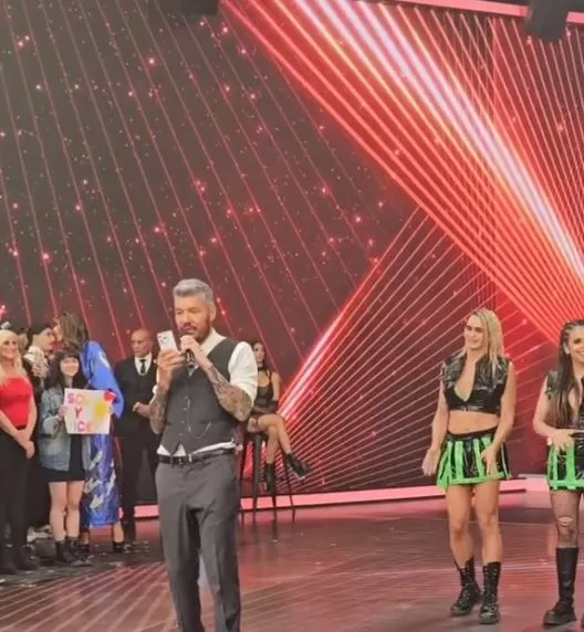 Marcelo Tinelli intentó poner paños frios enviando un mensaje de audio por celular presuntamente a Milett Figueroa/ Foto: Bailando 