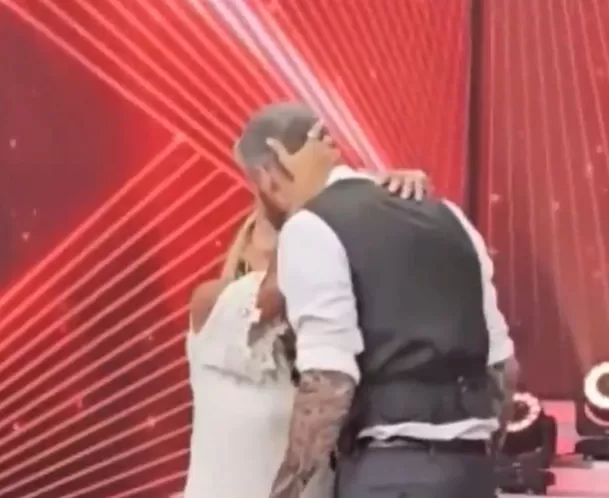 Luego del beso de Sol Vicky otra espontánea se le acercó a Marcelo Tinelli y lo besó en la boca/ Foto: Captura TikTok