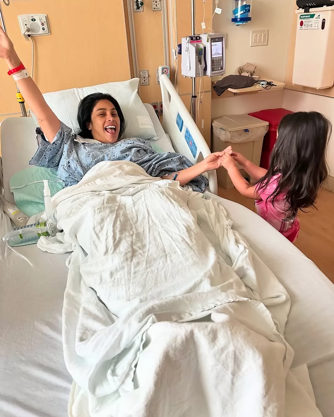 Maricarmen Marín estuvo acompañada de su hija y esposo durante su hospitalización. fuente: Instagram Maricarmen Marín estuvo acompañada de su hija y esposo durante su hospitalización. fuente: Instagram