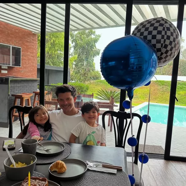 Korina Rivadeneira no aparece en la foto familiar de Mario Hart por su cumpleaños / Instagram