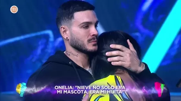 Mario Irivarren ingresó al set y consoló a Onelia Molina tras muerte de Nieve / AméricaTV Mario Irivarren ingresó al set y consoló a Onelia Molina tras muerte de Nieve / AméricaTV