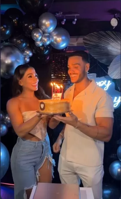 Mario Irivarren cumple este miércoles 24 de abril  33 años y lo celebró con Onelia Molina y un grupo de amigos/Foto: Instagram