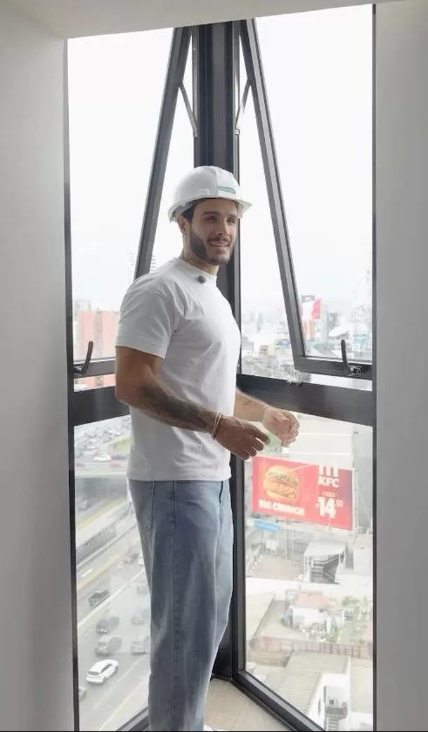 Mario Irivarren se conmueve al recibir las llaves de su primer departamento de lujo / IG: edificioblue