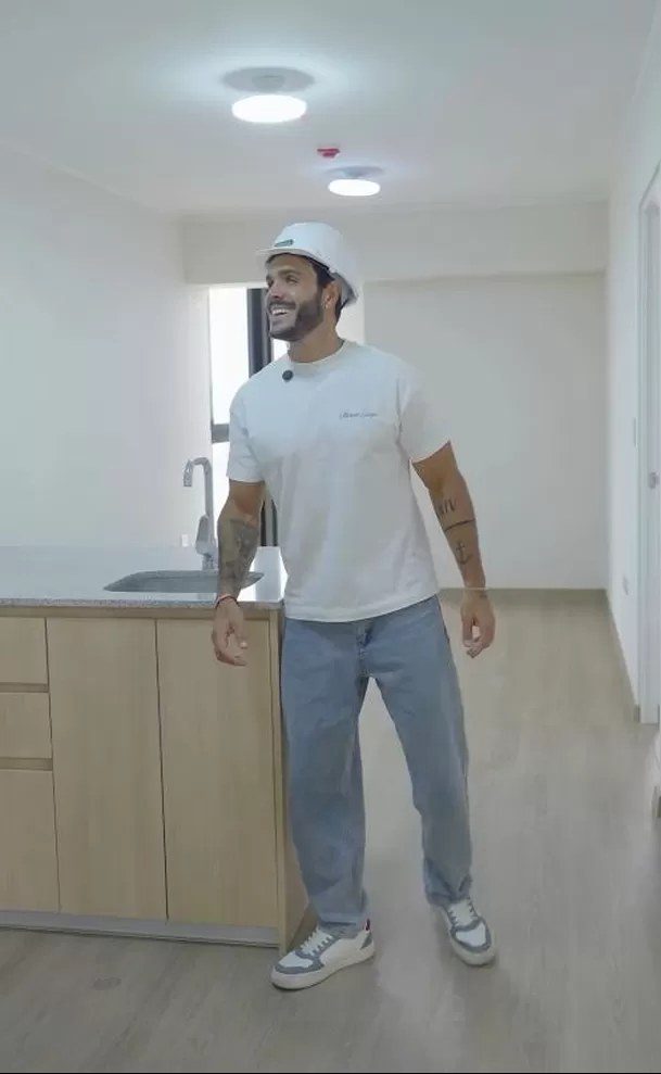 Mario Irivarren se conmueve al recibir las llaves de su primer departamento de lujo / IG: edificioblue
