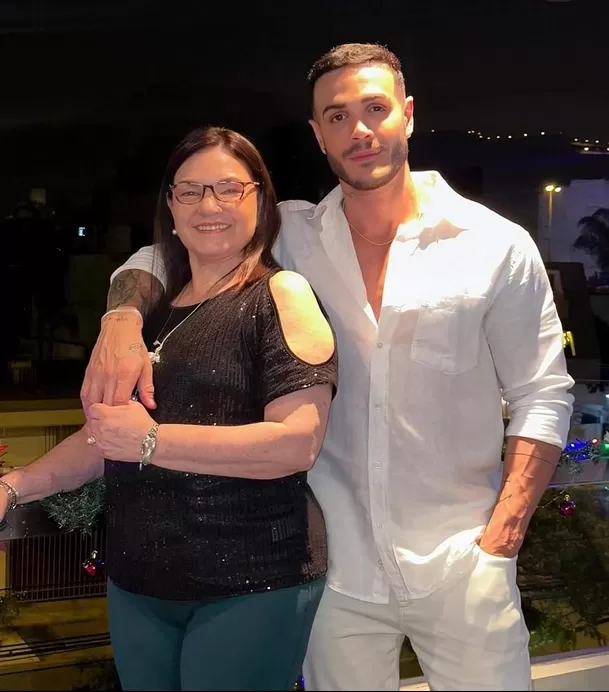 Mario Irivarren se encargó de comunicarle a su madre el fallecimiento de su abuelo. Fuente: Instagram