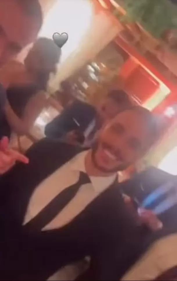 Mario Irivarren en el mismo grupo de amigos que Onelia Molina durante boda / Captura Mario Irivarren en el mismo grupo de amigos que Onelia Molina durante boda / Captura