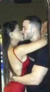 Mario Irivarren y Onelia Molina dándose un beso en cumpleaños de combatiente. Fuente: Amor y Fuego