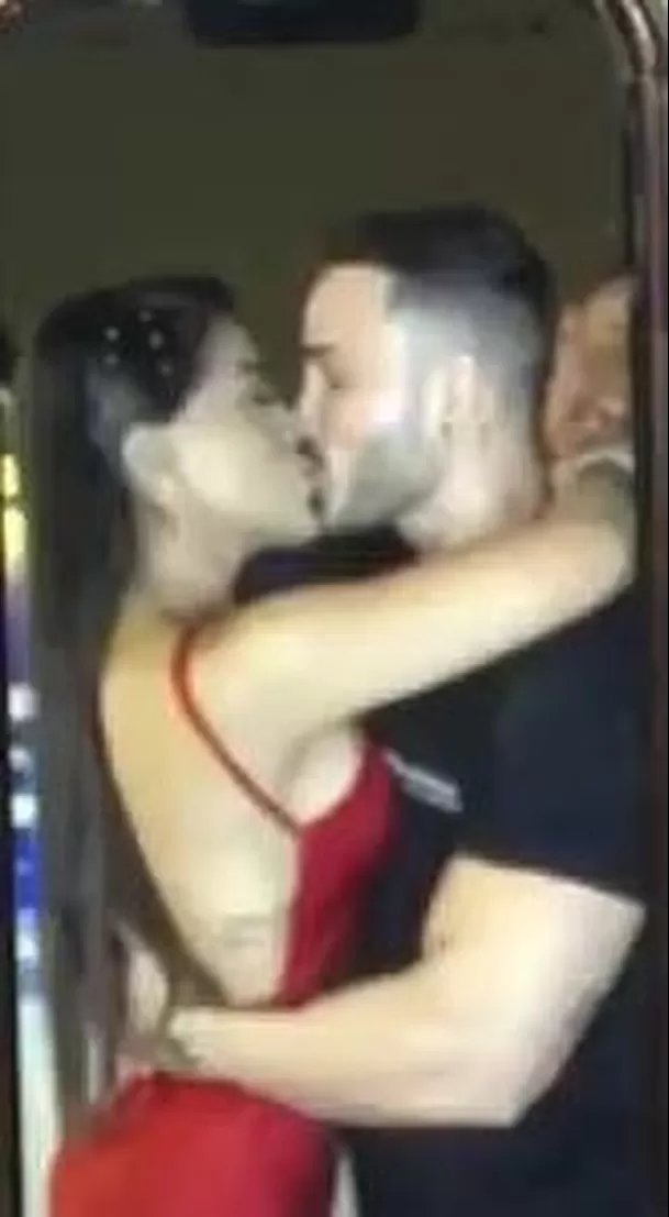 Mario Irivarren y Onelia Molina dándose un beso en cumpleaños de combatiente. Fuente: Amor y Fuego