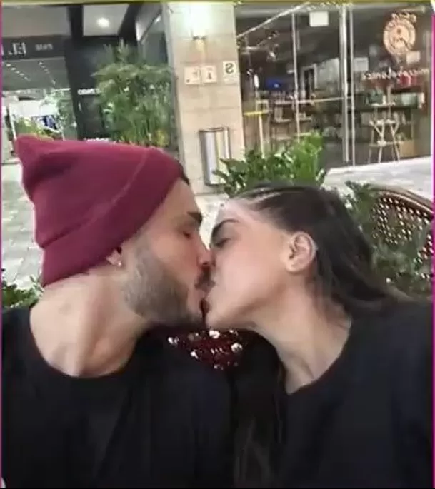 Mario Irivarren y Onelia Molina confirmaron su romance con un beso. Fuente: Amor y Fuego