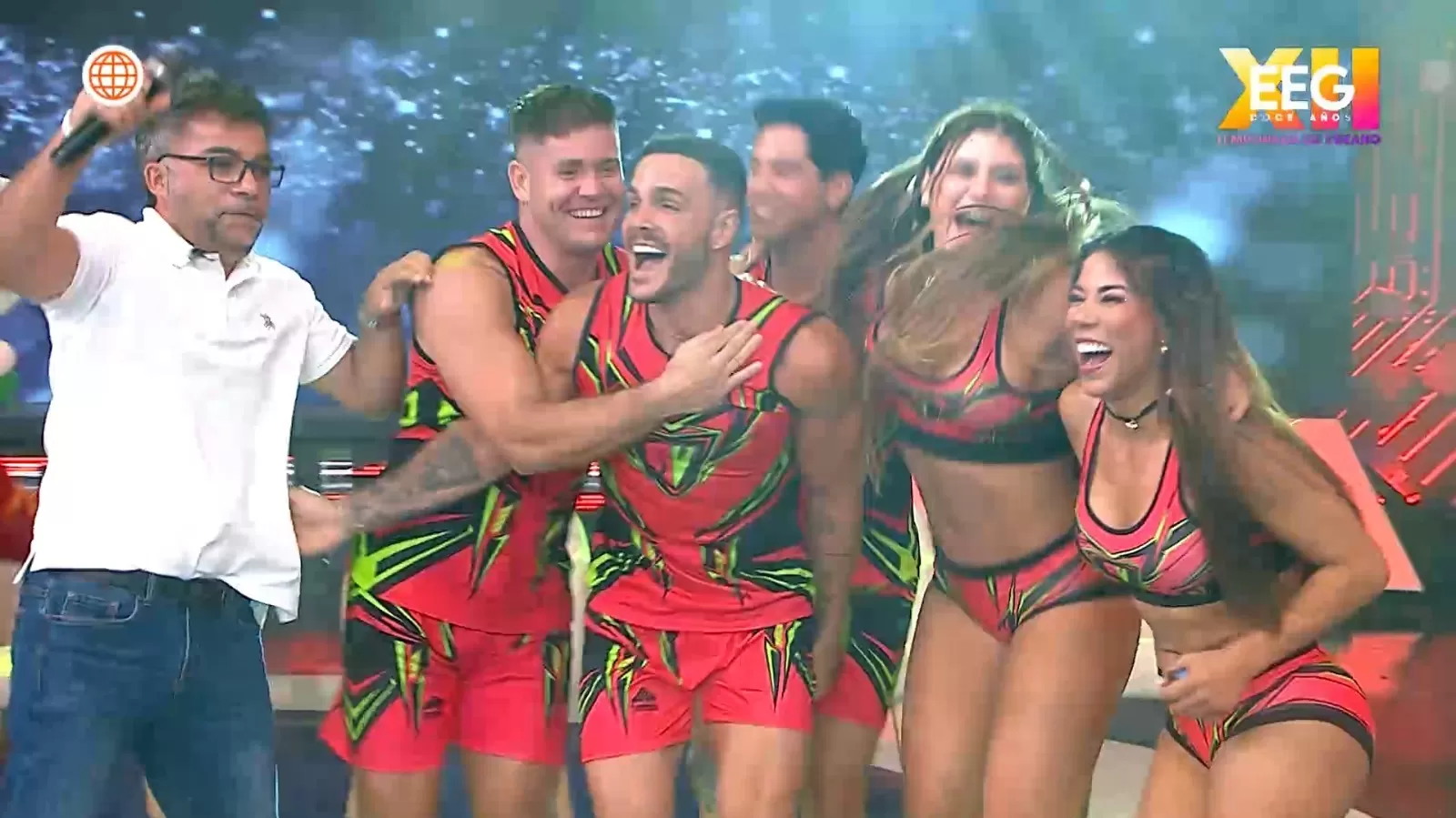 Mario Irivarren y su eufórica celebración con los combatientes tras vencer a Said Palao. Fuente: AméricaTV