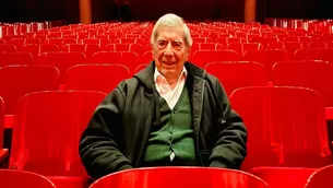 Mario Vargas Llosa muy emocionado por ver obra de teatro de su novela '¿Quién mató a Palomino Molero?' / Teatro Marsano