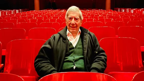 Mario Vargas Llosa muy emocionado por ver obra de teatro de su novela '¿Quién mató a Palomino Molero?' / Teatro Marsano