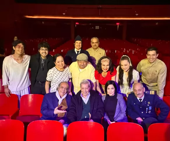 Mario Vargas Llosa felicitó a todo el elenco de la obra '¿Quién mató a Palomino Molero?' / Teatro Marsano