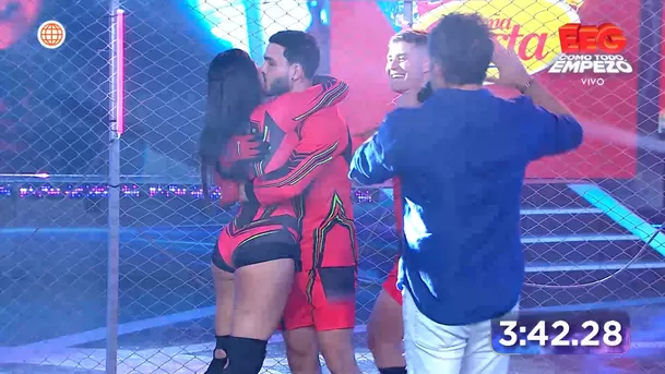 Mario Irivarren y Onelia Molina se dieron tremendo beso tras vencer a Diego Chávarri. Fuente: AméricaTV