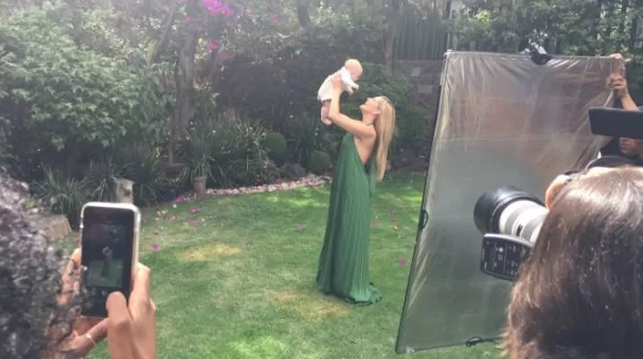 Detrás de cámaras de sesión de fotos de Marjorie de Sousa y su hijo. Fotos: revista People en Español Detrás de cámaras de sesión de fotos de Marjorie de Sousa y su hijo. Fotos: revista People en Español