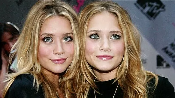 Mary-Kate y Ashley Olsen llaman la atención con sus excéntricos vestidos en una boda 