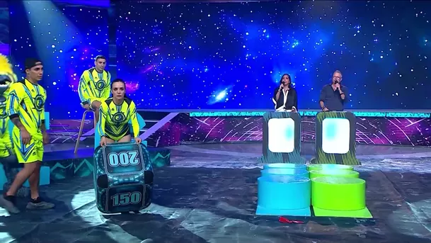 Rosángela Espinoza demostró como lanza el dado en EEG / AméricaTV Rosángela Espinoza demostró como lanza el dado en EEG / AméricaTV