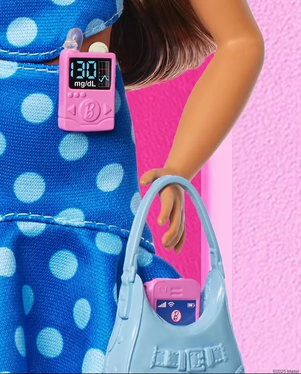 La nueva muñeca lleva un MCG, un sensor para medir en tiempo real el azúcar en la sangre / Instagram