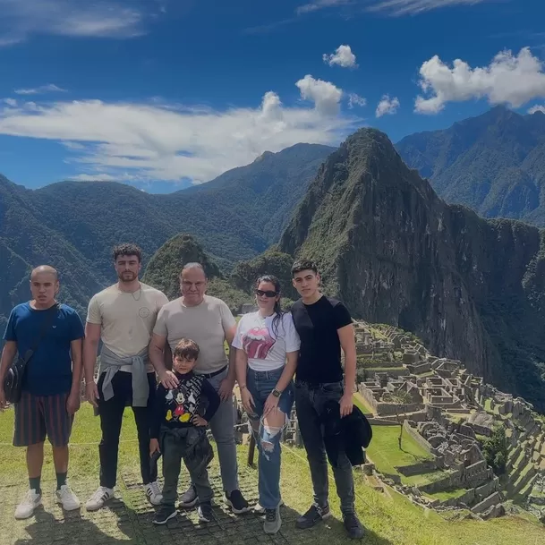 Mauricio Diez Canseco y sus seis hijos en Machu Picchu / Instagram