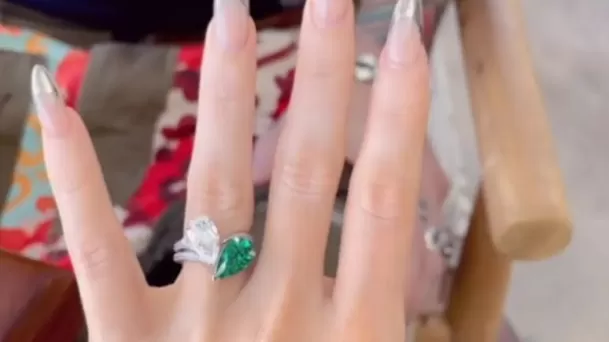 El anillo de Megan Fox está diseñado para herirla si intenta quitárselo. Fuente: @machinegunkelly