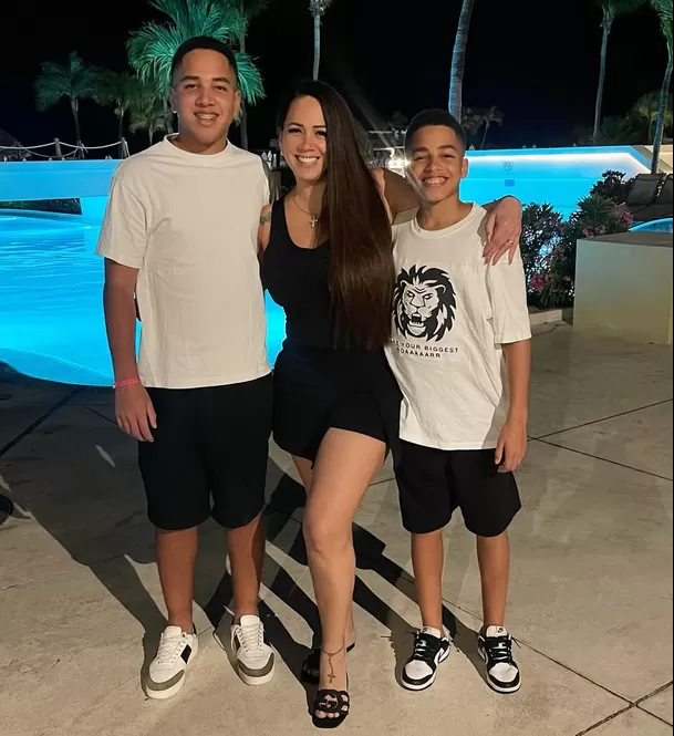 Melissa Klug junto a sus hijos Adriano y Jeremy / Instagram