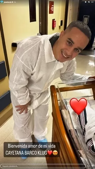 Jesús Barco junto a su hija recién nacida. Fuente: Instagram