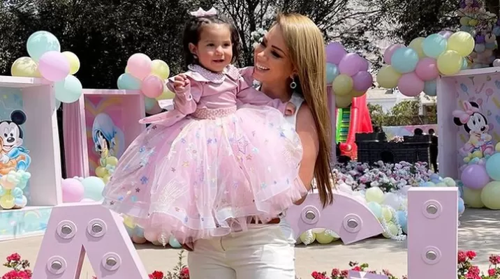 La pequeña, que acaba de cumplir un año de vida, ya tiene su disfraz para Halloween La pequeña, que acaba de cumplir un año de vida, ya tiene su disfraz para Halloween
