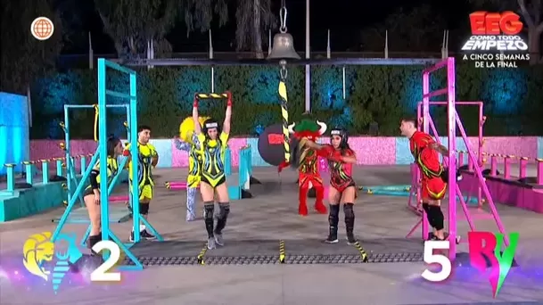 La rápida acción de Onelia fue crucial para evitar la caída de Melissa Loza. Foto: América TV