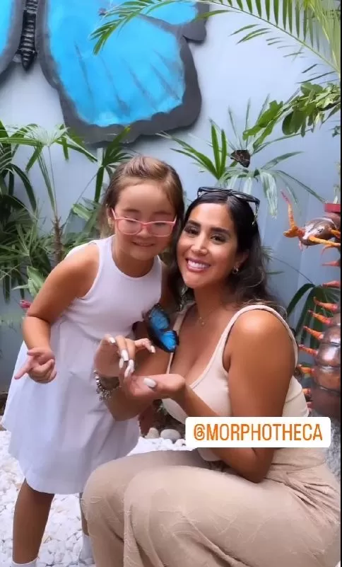 Melissa Paredes y su hija Mía en un mariposario / Instagram