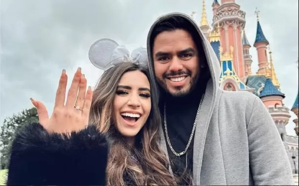 Omar Núñez y Tammy Parra se comprometieron en Disney Paris en marzo de 2023 / Instagram