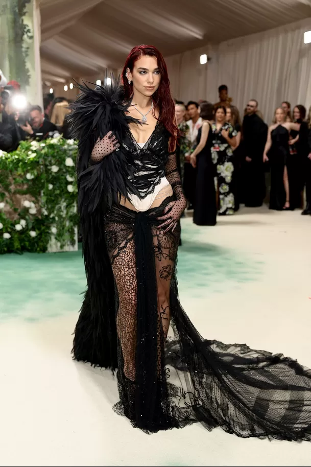 Dua Lupa captó la atención de los paparazzis con un vestido negro de Marc Jacobs / AFP