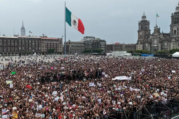Cerca de 50 mil fanáticas se dieron cita en El Zócalo para ver a BTS, el último miércoles 6 de mayo / X: @Claudiashein