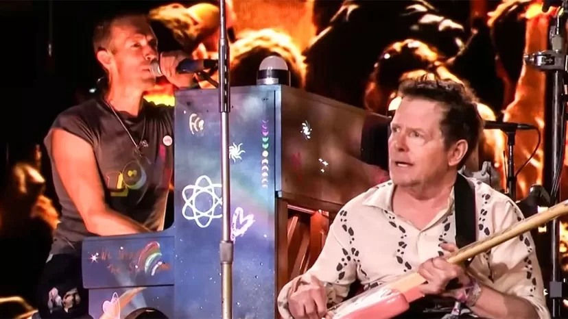 Michael J. Fox tocó la guitarra junto a Coldplay en festival Glastonbury