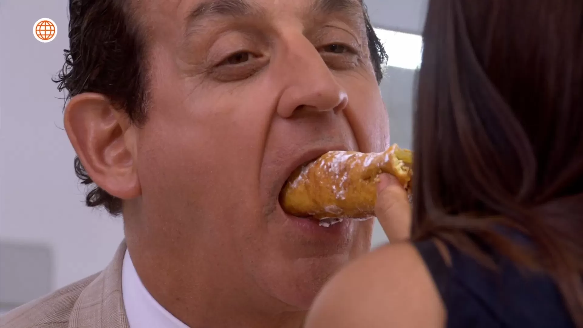Miguel Ignacio 'cayó' ante los encantos de Juana en AFHS. Foto: América TV Miguel Ignacio 'cayó' ante los encantos de Juana en AFHS. Foto: América TV