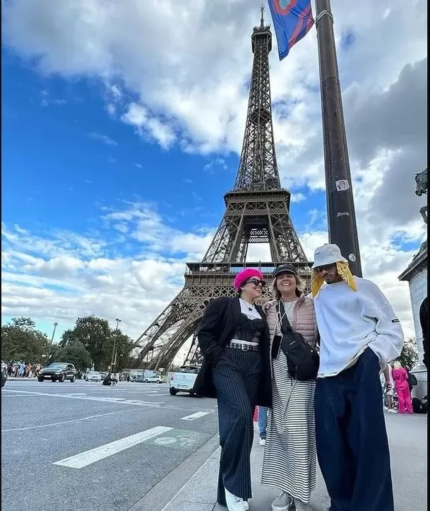 Rauw Alejandro su hermana y su madre en Paris el 26 de septiembre, cumpleaños deRosalía/ Foto: Instagram