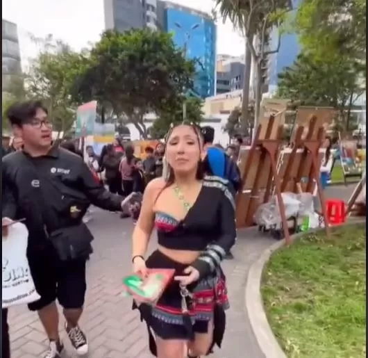 Milena Warthon tuvo que retirarse del parque Kennedy debido a una prohibión municipal sobre la repartición de volantes/Foto: TikTok