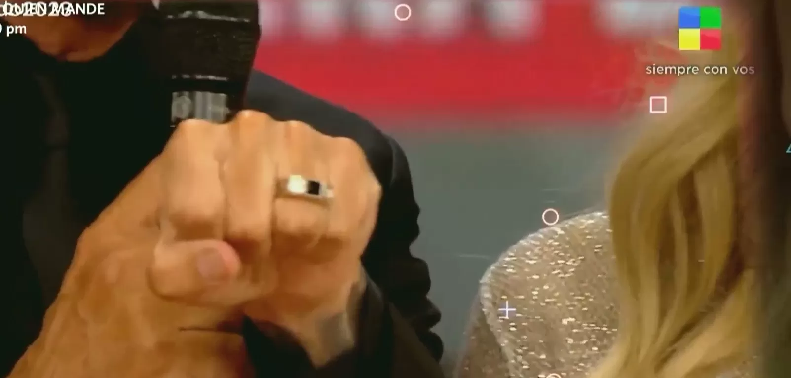 Marcelo Tinelli descartó haberle fregalado un anillo a MIlett y mostró que el único que él usa pertenecía a su padre/Foto: Bailando 2023