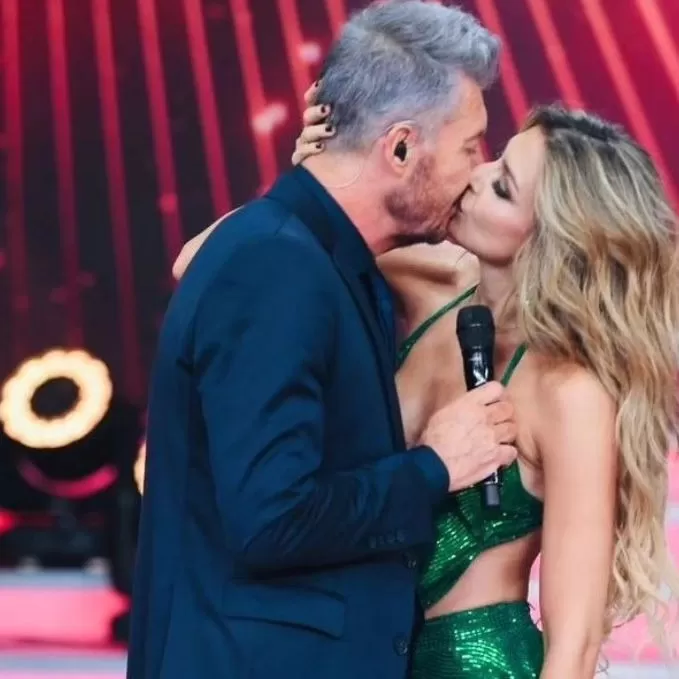 Marcelo Tinelli y Milett Figueroa oficializaron su relación con un beso en vivo en noviembre del 2023/Foto: Bailando 2023