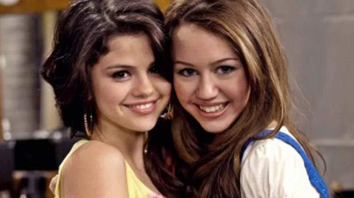 Miley Cyrus salió en defensa de Selena Gómez tras insulto de famoso diseñador Miley Cyrus salió en defensa de Selena Gómez tras insulto de famoso diseñador