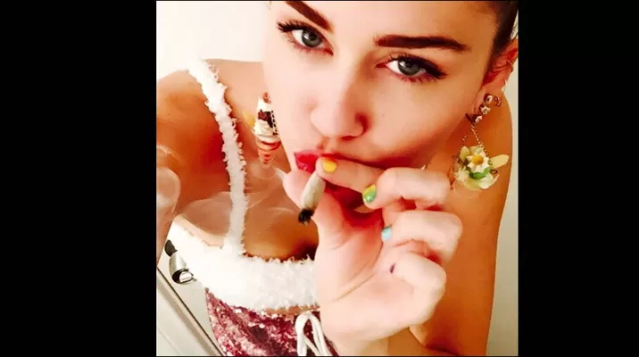 Miley Cyrus volvió a publicar foto fumando marihuana. Foto: Facebook Oficial Miley Cyrus volvió a publicar foto fumando marihuana. Foto: Facebook Oficial