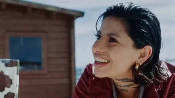 Dagna Mata enfrentó comparaciones por parecido físico con Cazzu en videoclip 'Un vals' / Captura Dagna Mata enfrentó comparaciones por parecido físico con Cazzu en videoclip 'Un vals' / Captura