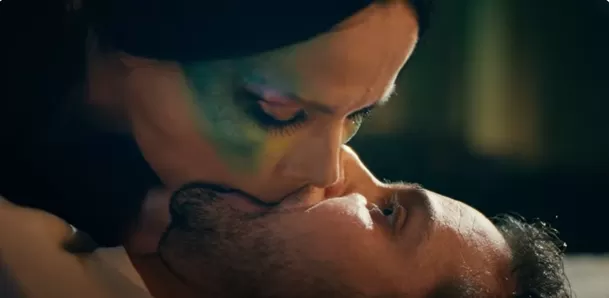 Mónica Sánchez y Daniel Sacro se dieron su primer beso en público en el videoclip de 'Querida Parca'/Foto: Instagram