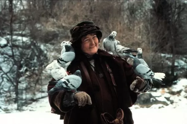 Brenda Fricker, ganadora del Oscar por 'Mi pie izquierdo' y recordada por interpretar a la entrañable 'Dama de las Palomas' en 'Mi pobre angelito 2: Perdido en Nueva York', falleció a los 81 años. Foto: 20TH CENTURY FOX
