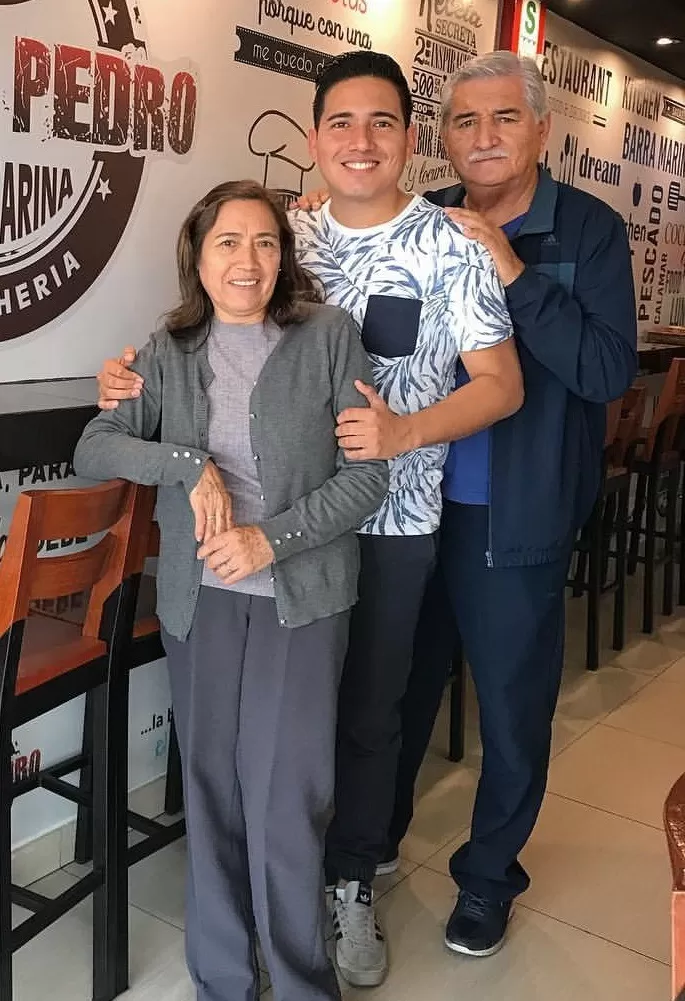 Pedro Loli junto a su madre y su progenitor Pedro Loli Espinoza quien murió este jueves 16 de mayo/Foto: Instagram