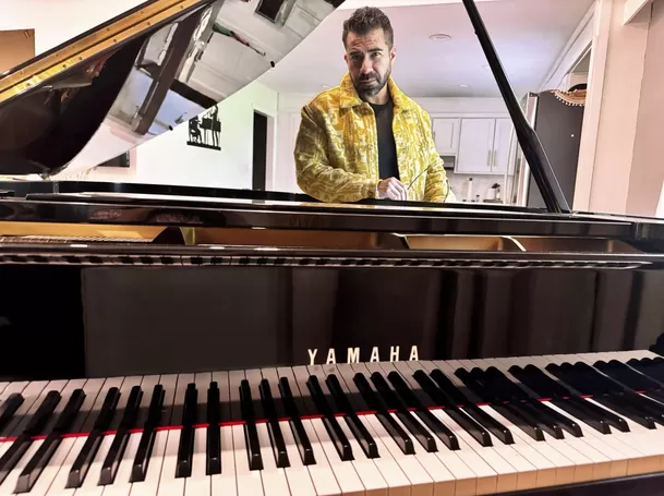 Más que un intérprete, Luchito Muñoz asume aquí el rol de arquitecto sonoro: cantante principal, arreglista, compositor e instrumentista / Instagram Más que un intérprete, Luchito Muñoz asume aquí el rol de arquitecto sonoro: cantante principal, arreglista, compositor e instrumentista / Instagram